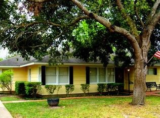 934 E Walnut St, La Grange, TX 78945