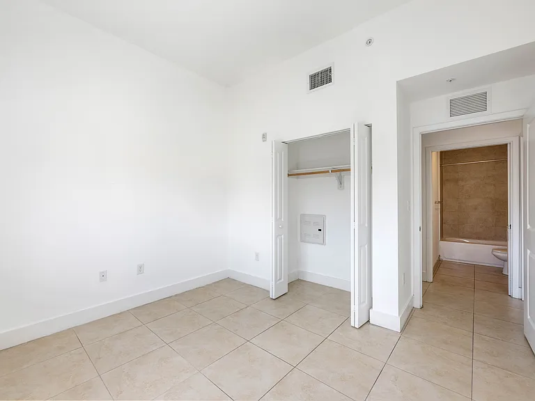 900 SW 7th St #505 — Photo 8