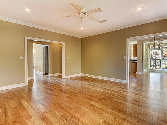 5th image of 2542 N Beech Ln