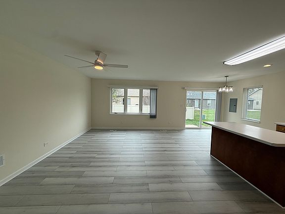 5th image of 922 W Bergera Rd