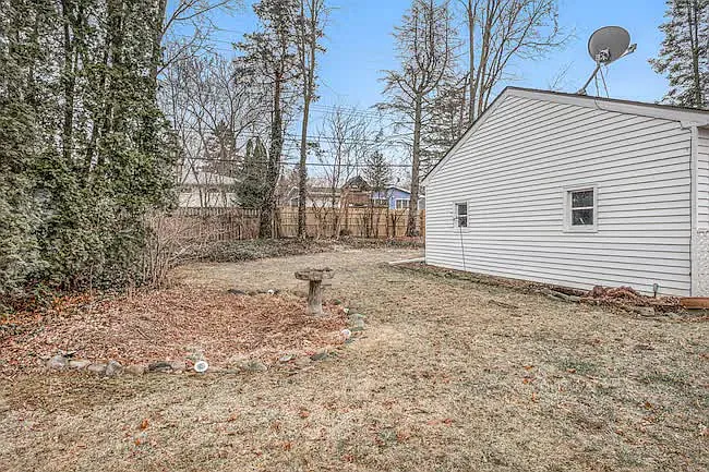 115 Gralake Ave — Photo 5