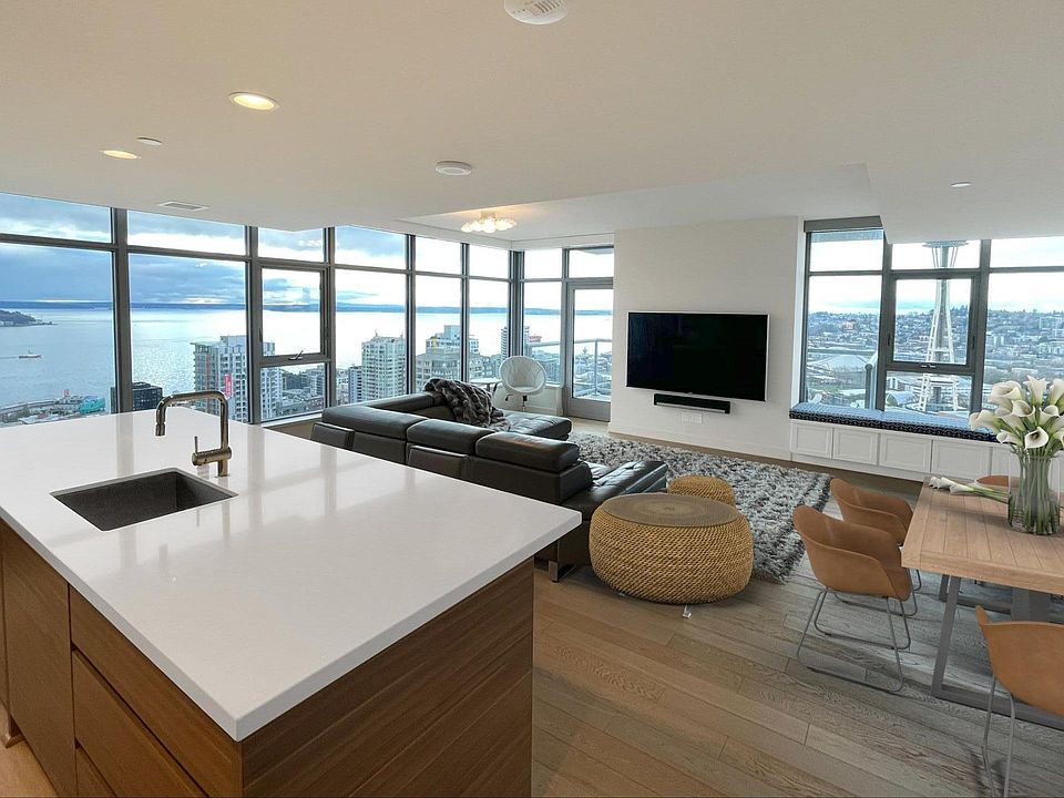 Never get tired of this unobstructed panoramic view from the 35th floor of Insignia! Puget Sound, Space Needle and Lake Union views from every room!