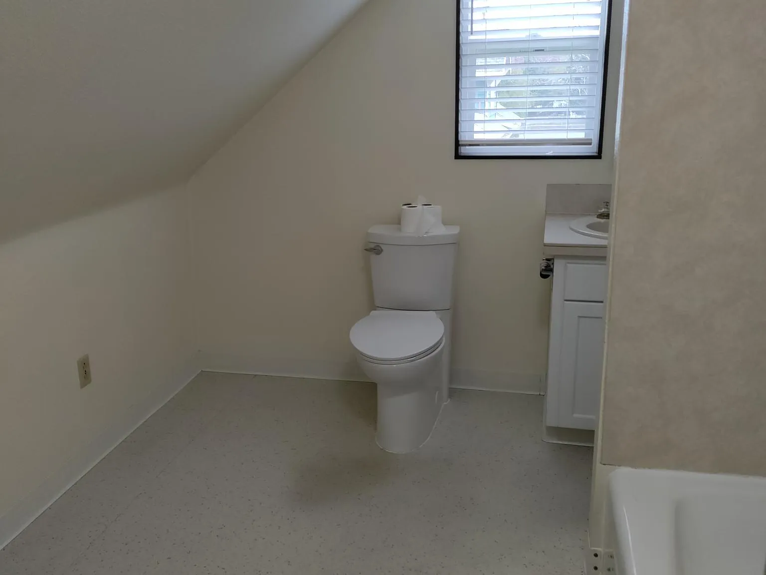 4 bed, 2000 sqft, $2,450 — Photo 2