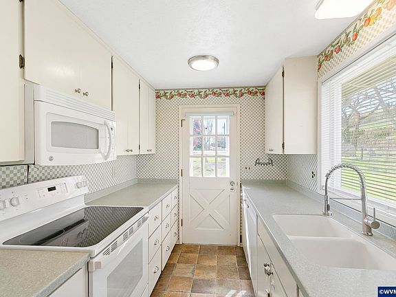 5th image of 10418 Champoeg Rd NE