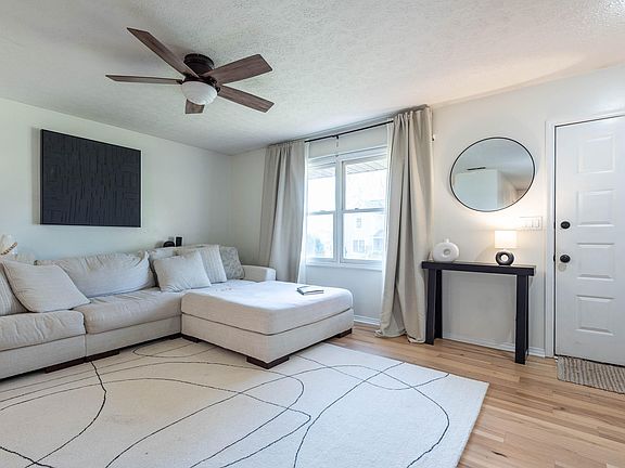 4th image of 610 W Ryan Rd