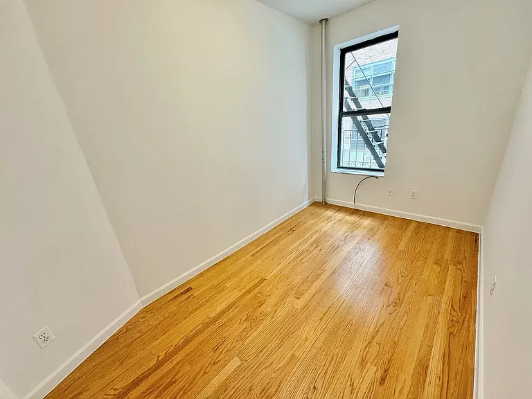 352 W 15th St #402 — Photo 2