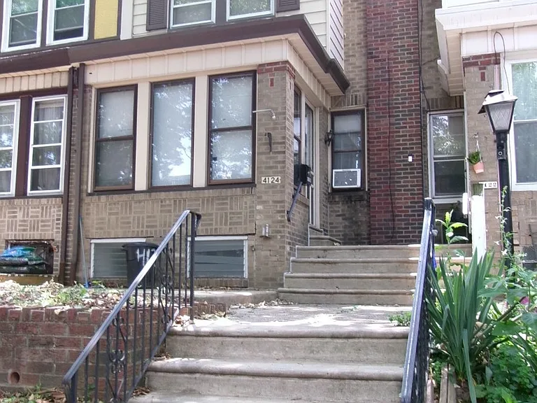 4124 Stirling St — Photo 1
