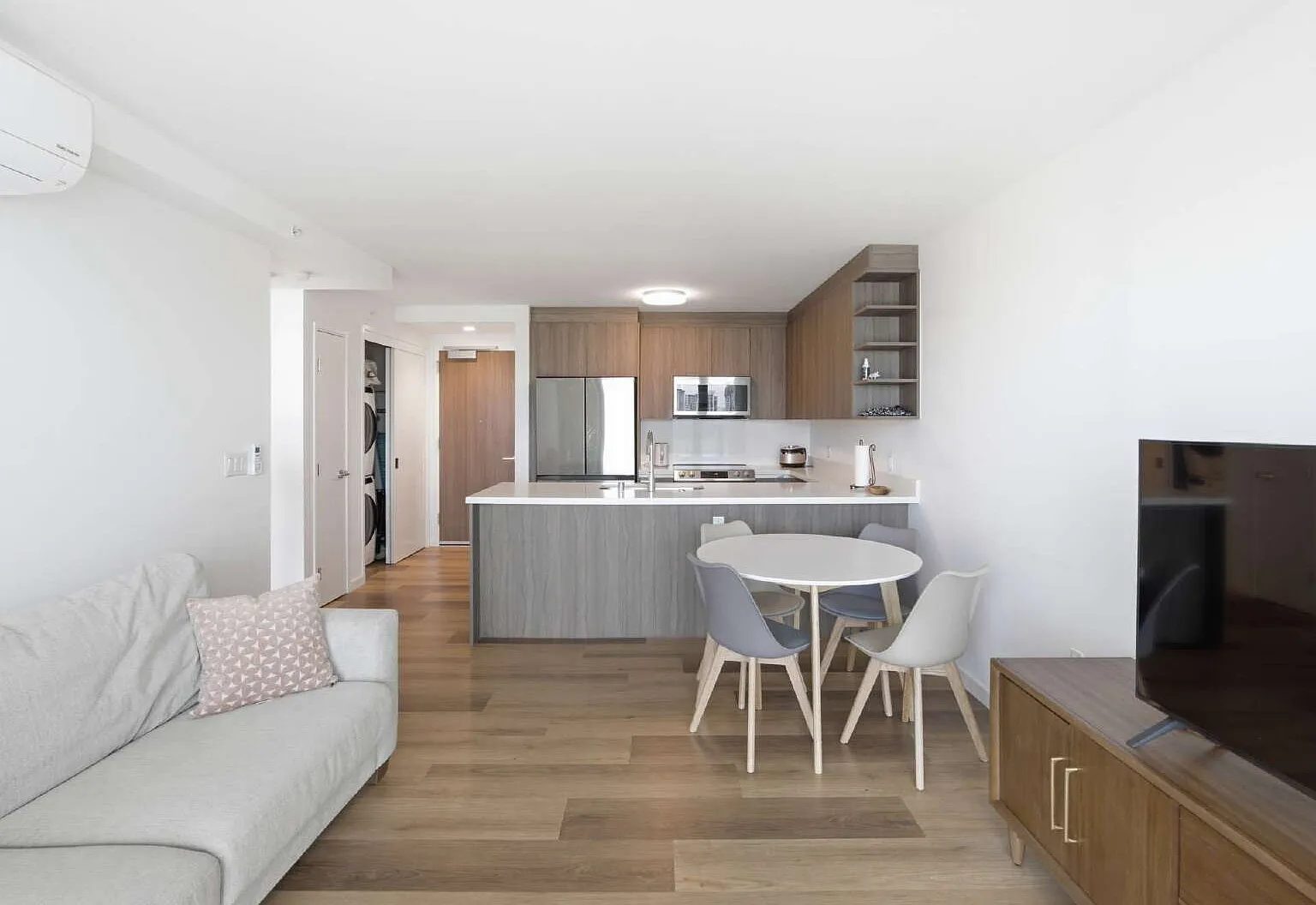 1 bed, 1.0 bath, 562 sqft, $3,800 — Photo 1