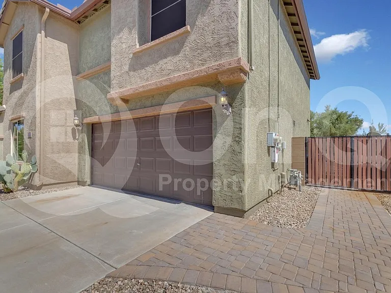 2561 N Hawthorn Dr — Photo 9