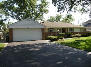 1011 Huckleberry Ln, Glenview, IL 60025