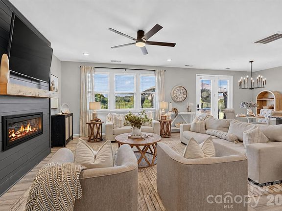 5th image of 3033 Eastcott Ave