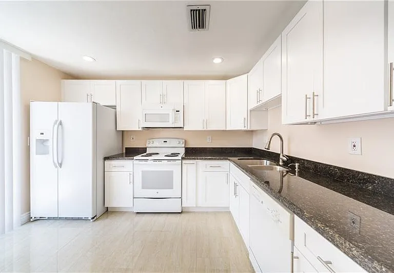1343 Hampton Blvd — Photo 2