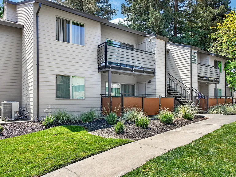 Laurel Oaks — Photo 16
