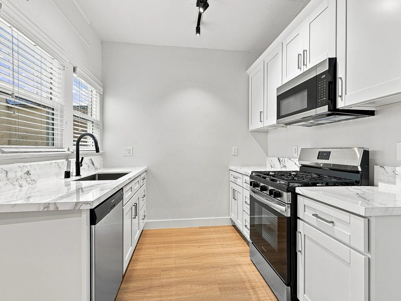 2 bed, 900 sqft, $2,562 — Photo 4