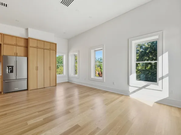 647 Jersey Avenue image 12 of 36