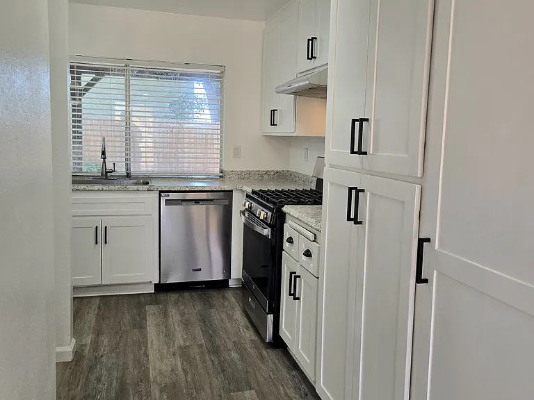853 Douglas Ct #853 — Photo 6