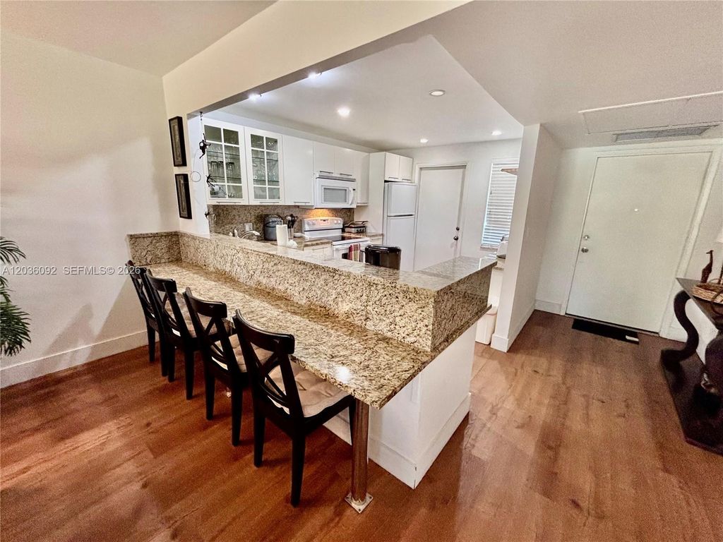 3051 S Palm Aire Dr APT 102, photo 4
