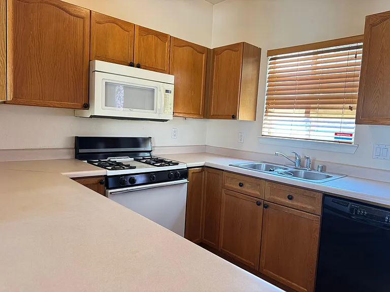 500 Phoenix Ave NW — Photo 10