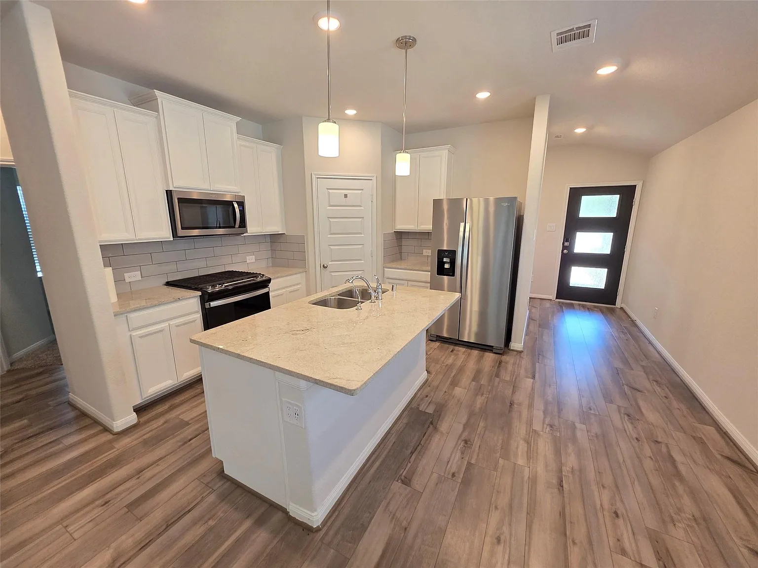 3 bed, 2.0 bath, 1449 sqft, $1,950 — Photo 4
