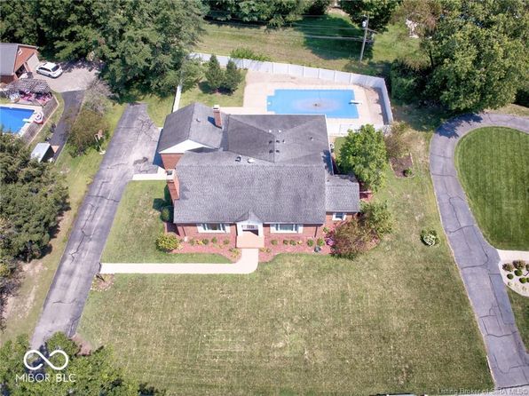 660 East Dr, Seymour, IN 47274