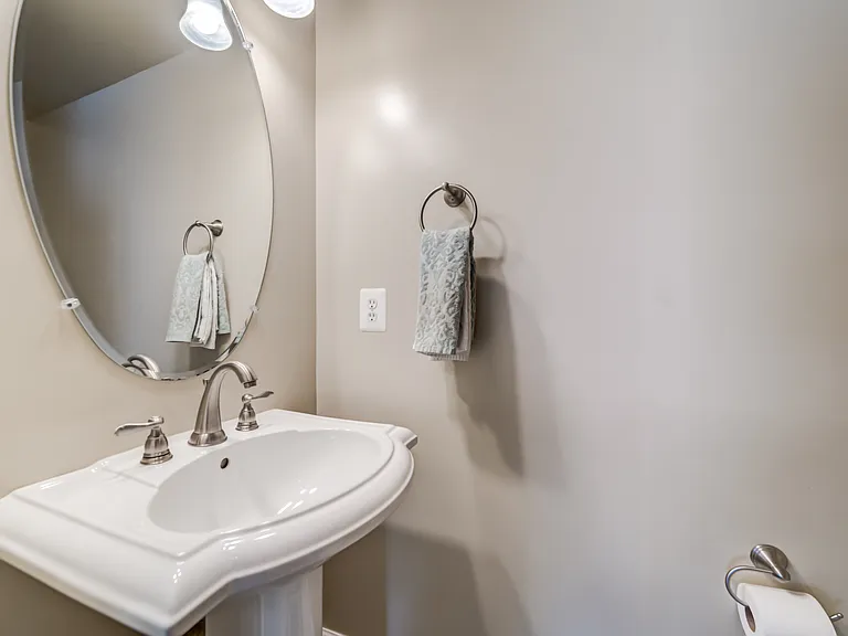 1/2 Bathroom Main Floor