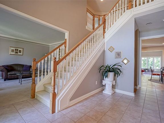 Spacious Foyer to welcome your Friends & Family in.