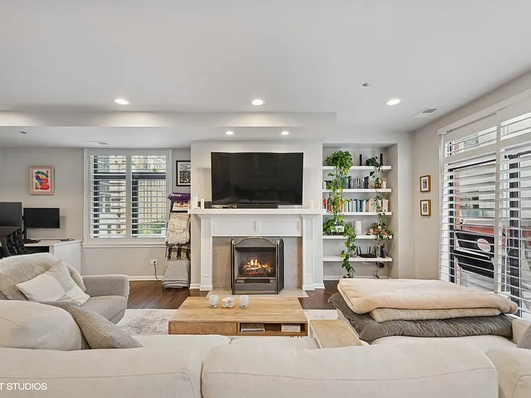 33 W Huron St #510 — Photo 4