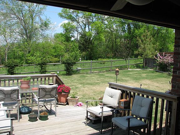 Deck & Private back Yard