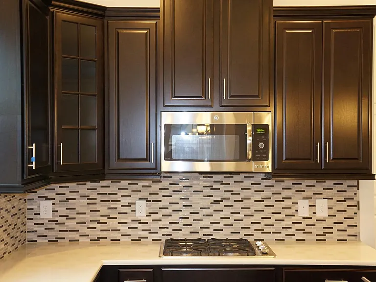 Kitchen - cooktop & microwave (with ventout)