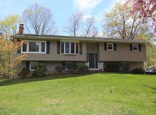 8 Acorn Ter, New City, NY 10956