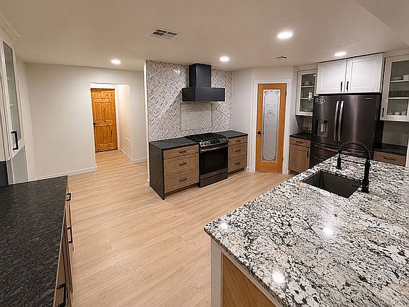 5th image of 1004 Sherwood Rd