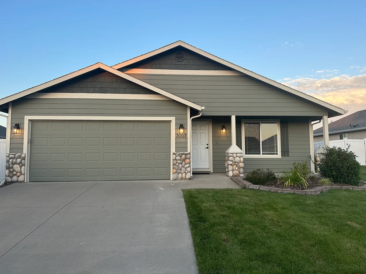 3 bed, 1392 sqft, $2,195 — Photo 1