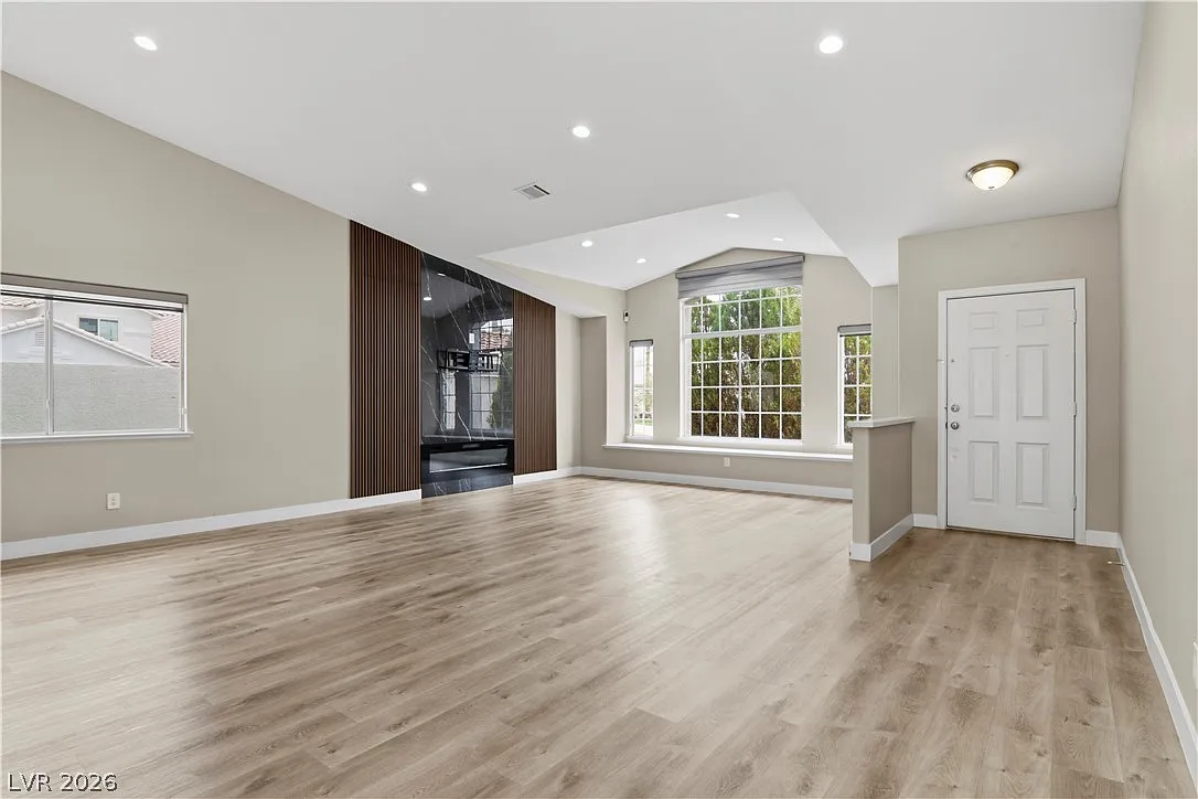 4 bed, 2.5 bath, 2393 sqft, $3,950 — Photo 2