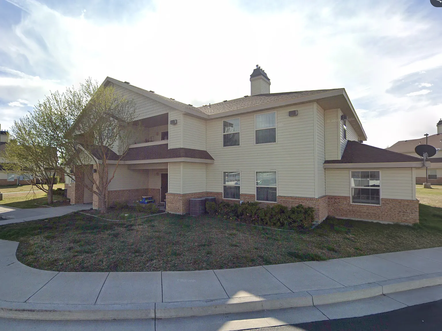 2 bed, 1.0 bath, $881 — Photo 2