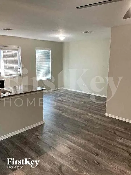 3 bed, 2.0 bath, 1226 sqft, $1,680 — Photo 3