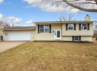 2903 Sunburst Ct, Bettendorf, IA 52722