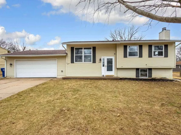 2903 Sunburst Ct, Bettendorf, IA 52722