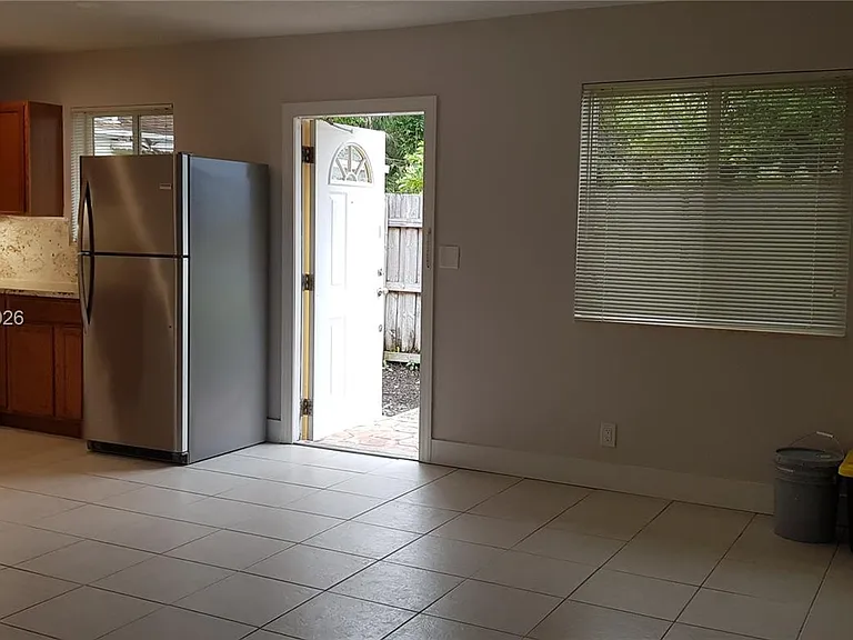 818 SW 4th St #3 — Photo 3
