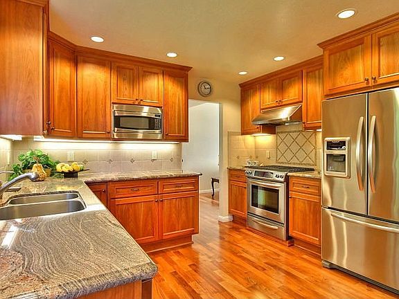 39931 San Simeon Court Beautifully Remodeled Kitchen