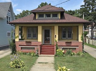 470 Laurel St, Elgin, IL 60120