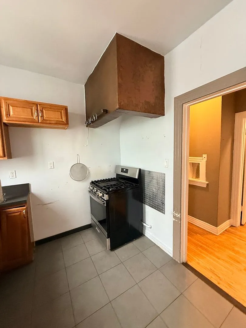1143 N Commonwealth Ave — Photo 4