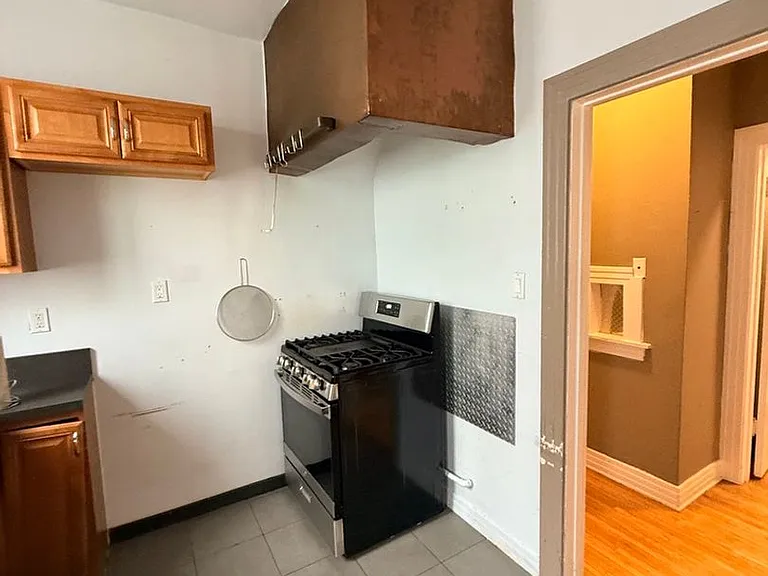 1143 N Commonwealth Ave — Photo 24