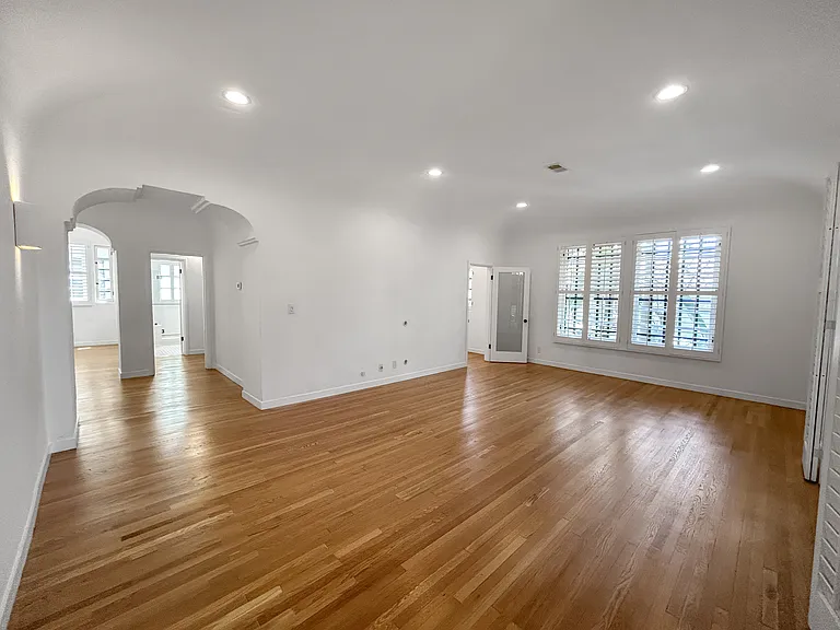 1220 N La Cienega Blvd #F2 — Photo 2