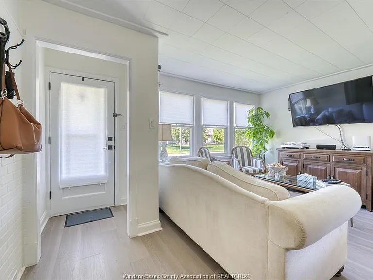4062 Roseland Dr E — Photo 4