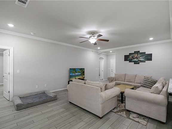 2nd image of 1041 Lakeview Dr
