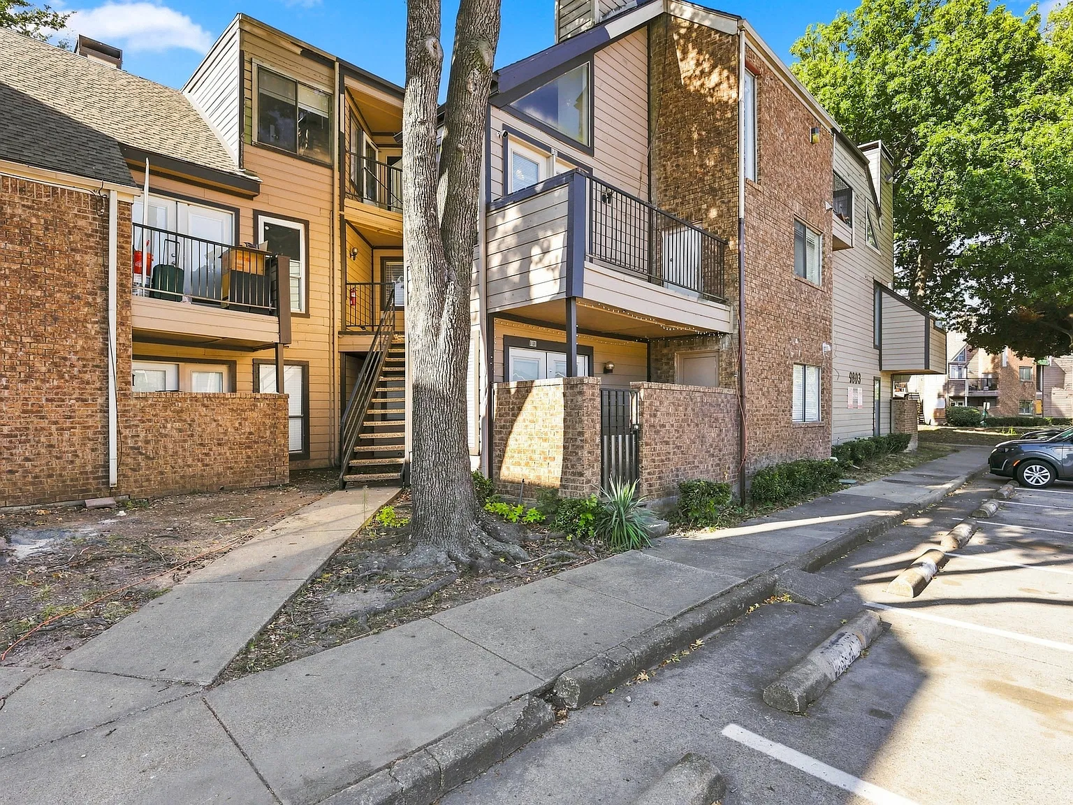 9803 Walnut St — Photo 1