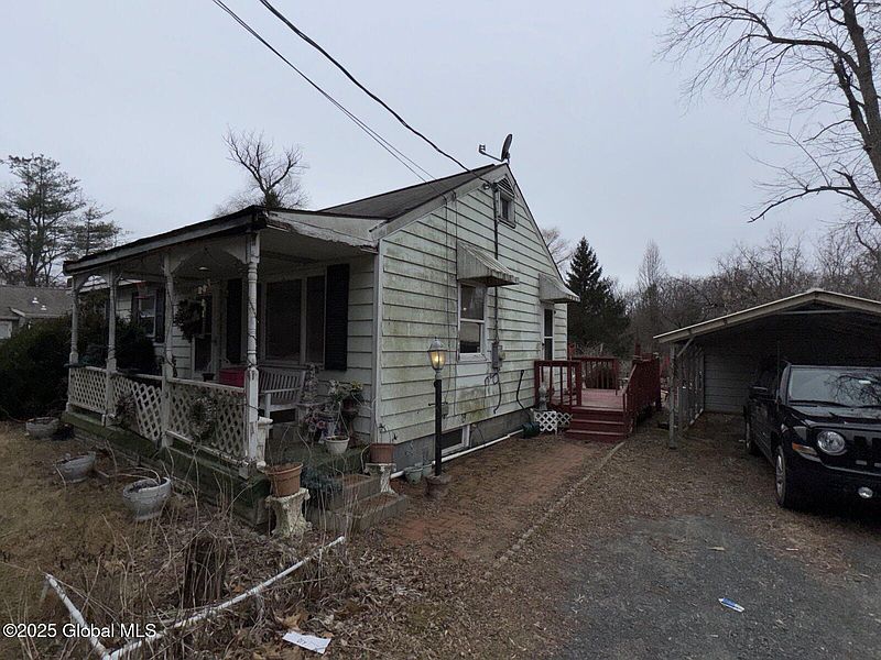3rd image of 1015 River Road