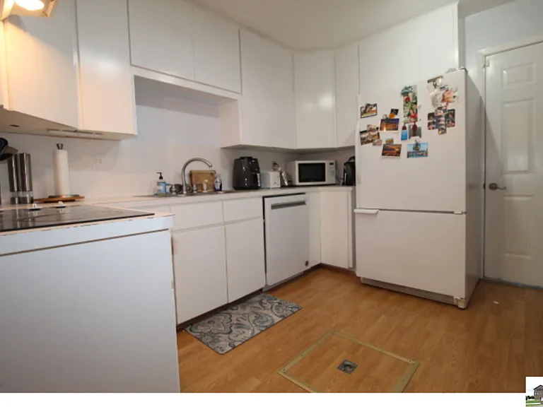 204 Oak St — Photo 3