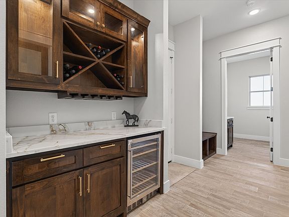 4th image of 861 Alondrita St