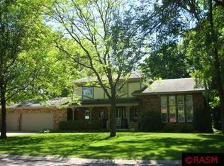 1020 Oak Terrace Dr, North Mankato, MN 56003